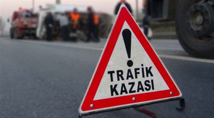 İzmir’de otomobil duran kamyona çarptı: 3 ölü
