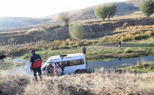 Afyonkarahisar Şuhut minibüs dereye uçtu: 12 yaralı