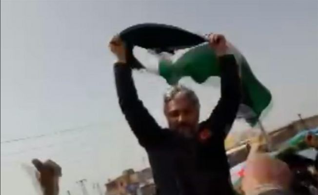 Tel Rıfat halkı Türk polisini omzunda taşıdı
