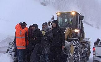 Artvin'de 9 öğretmen karda mahsur kaldı