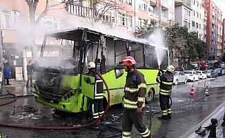 İzmit'te özel halk otobüsü alev alev yandı