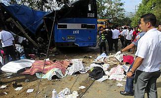 Freni patlayan otobüs elektrik direğine çarptı: 15 ölü