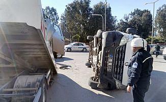 Adana'da kamyonet minibüsle çarpıştı: 9 yaralı