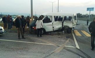 Gediz'de kamyonetle minibüs çarpıştı: 1 ölü, 4 yaralı