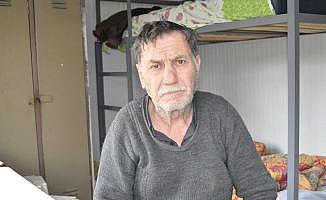 Yaşlı adam 40 yıldır görmediği kızını arıyor