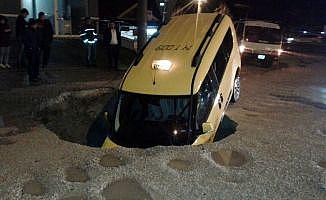 Bolu’da taksi çukura düştü