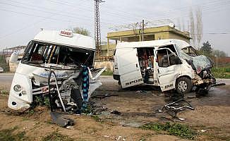 Adana'da minibüsler çarpıştı: 1 ölü