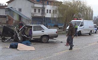 Domaniç'te otomobil ile işçi servisi çarpıştı: 1 ölü