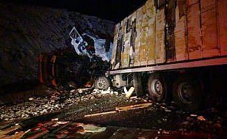 Tuzlama aracı ile kamyon çarpıştı: 1 kişi öldü