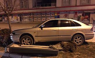 Bolu'da kontrolden çıkan otomobil 2 kişiyi ezdi