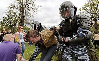 Rusya’da binlerce kişi sokaklara döküldü: 650 gözaltı