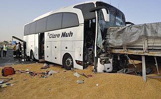 Yolcu otobüsü mısır yüklü tıra çarptı: 3 ölü
