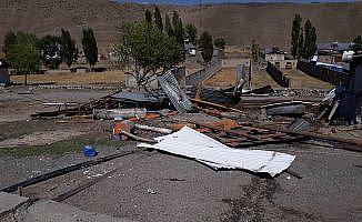 Kars'ta şiddetli rüzgar çatıları uçurdu
