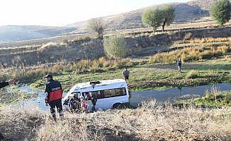 Afyonkarahisar Şuhut minibüs dereye uçtu: 12 yaralı