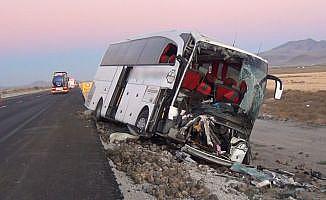 Yolcu otobüsü ile kamyona çarpıştı: 1 ölü, 20 yaralı