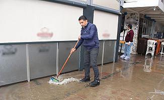 İzmir'de etkili olan yağmurdan en çok esnaf etkilendi