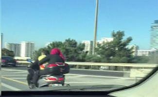 Motosiklete bebeğiyle binen çiftin tehlikeli yolculuğu