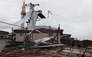 Konya'da şiddetli rüzgar çatıları uçurdu