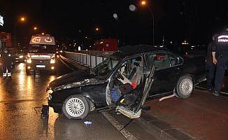 İzmit'te otomobil refüje çarptı: 1 ölü, 1 yaralı
