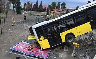 Belediye otobüsü çocuk parkına düştü
